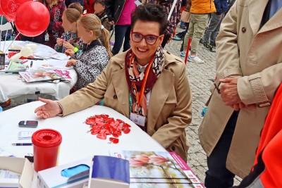 Wiceburmistrz Żoliborz Agata Marciniak-Różak podczas badań pomiaru cukru na stoisku SPZZLO Warszawa-Żoliborz