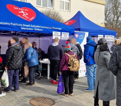 ludzie oczekujący na badania