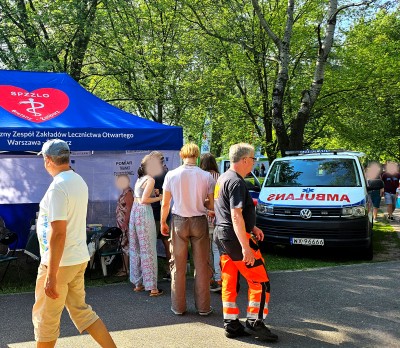 Grupa ludzi na tle ambulansu medycznego