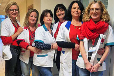 Pracownicy przychodni przy ulicy Elbląskiej ubrani na czerwono.