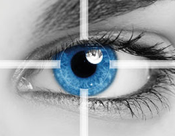 zbliżenie na niebieską soczewkę w oku